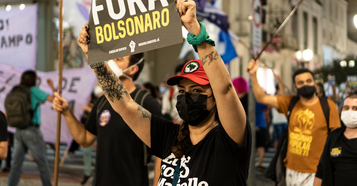 Flávio Bolsonaro enfrenta turbulências em sua trajetória política