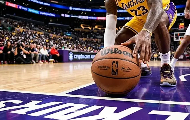 LeBron James avalia ofertas de cinco equipes enquanto decide seu destino na NBA